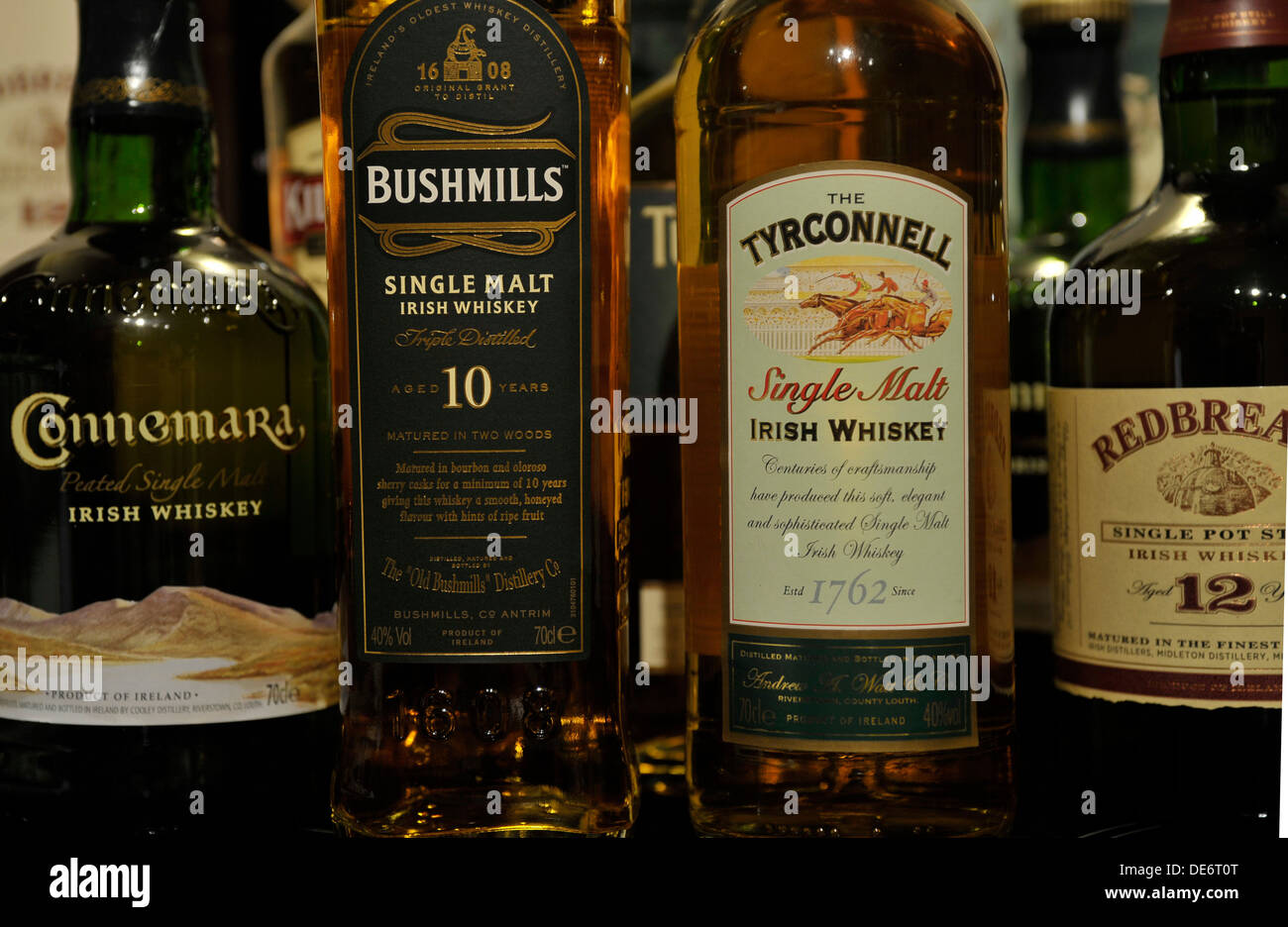 Rish whiskey. De gauche, le Connemara peated single malt whisky blended Kilbeggan,, Tullamore Dew Redbreast et distillé trois fois. Banque D'Images