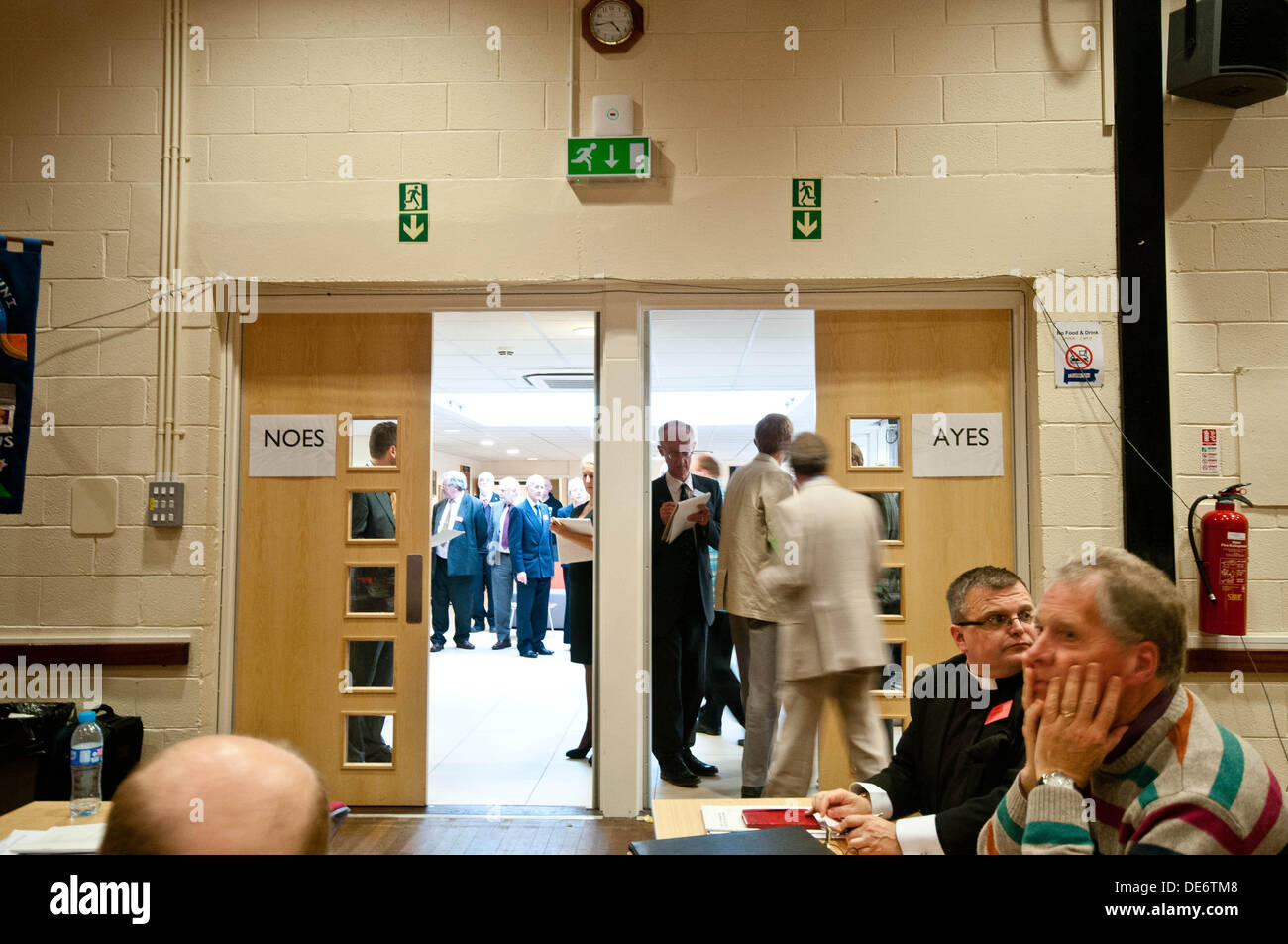 Lampeter, UK. Sept 12, 2013. Sur la photo : Les membres du conseil d'administration de l'église de o vote sur les femmes évêques par marcher dans les portes marquées Ayes et non Re : Des femmes évêques seront admis dans l'Église au Pays de Galles à la suite d'un monument oui.Eveques dans l'Église a déposé un projet de loi appelant à la changer et qui a finalement été acceptée par son conseil d'administration après un vote précédent a échoué en 2008.Il y avait d'énormes applaudissements dans la salle que le résultat a été annoncé.En Angleterre, la question doit être examinée de nouveau en novembre. L'Irlande et l'Écosse à la fois permettre aux femmes évêques. © D Legakis/Ala Banque D'Images