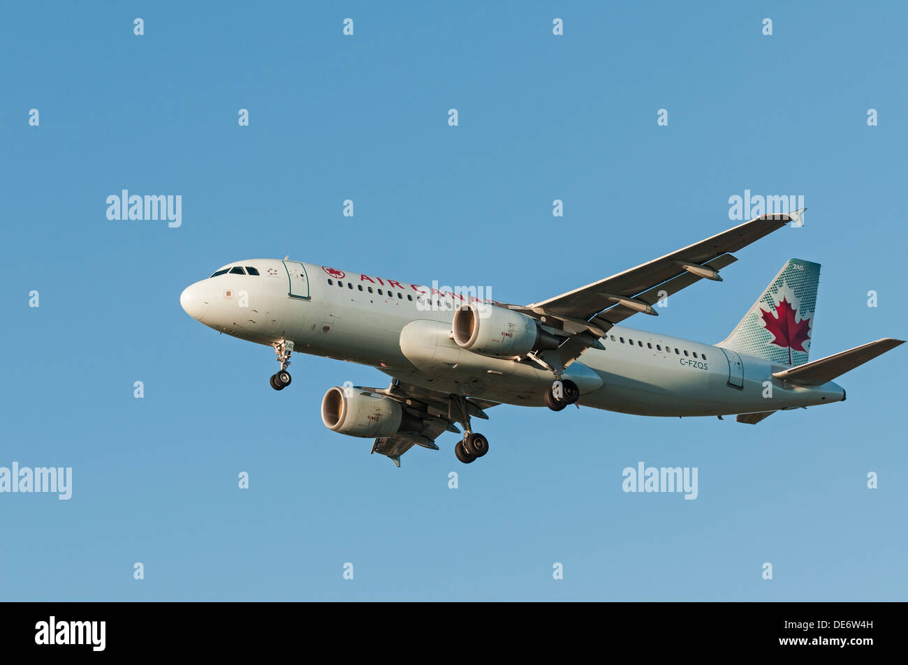 Airbus A320-214 d'Air Canada (C-FZQS) jetliner airborne avec roues vers le bas en approche finale pour l'atterrissage à l'aéroport international de Vancouver Banque D'Images