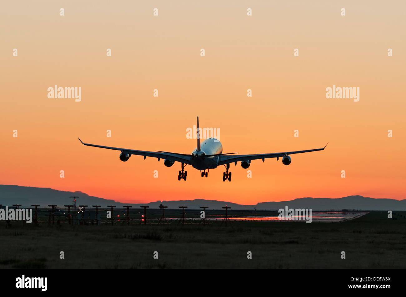 China Airlines Airbus A340 L'atterrissage de ciel coucher de soleil coloré en toile Banque D'Images