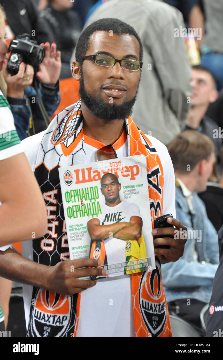 Ventilateur avec le magazine pendant le match entre le Shakhtar Donetsk (vs) (Metalist Kharkiv) Banque D'Images