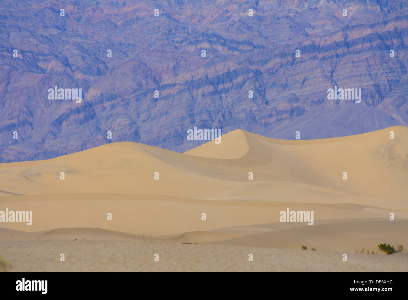 Photographie de paysage de dunes de sable trouvés dans la vallée de la mort, en Californie avec des falaises à l'arrière-plan Banque D'Images