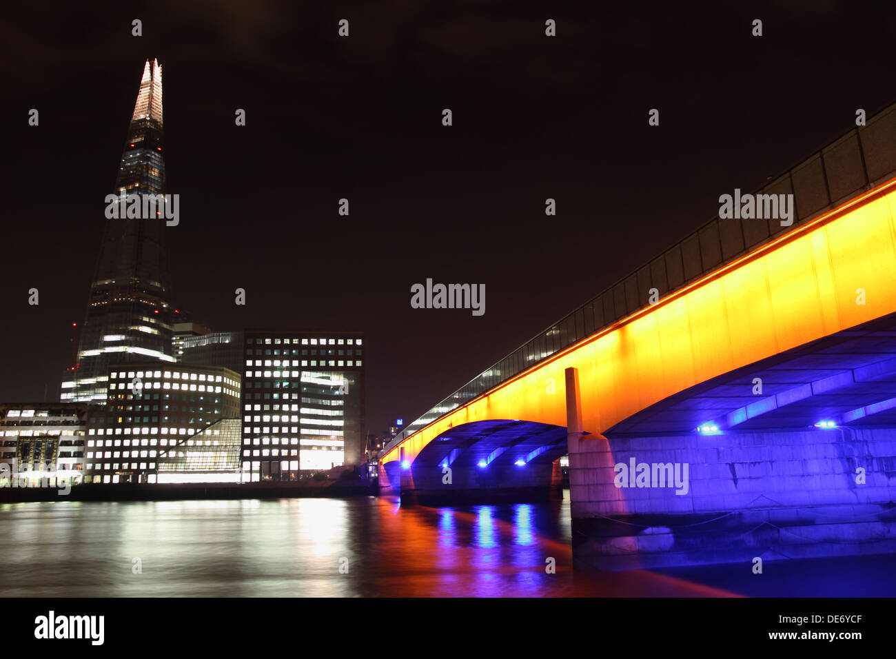 London Bridge illuminé la nuit avec ses réflexions dans la Tamise Banque D'Images