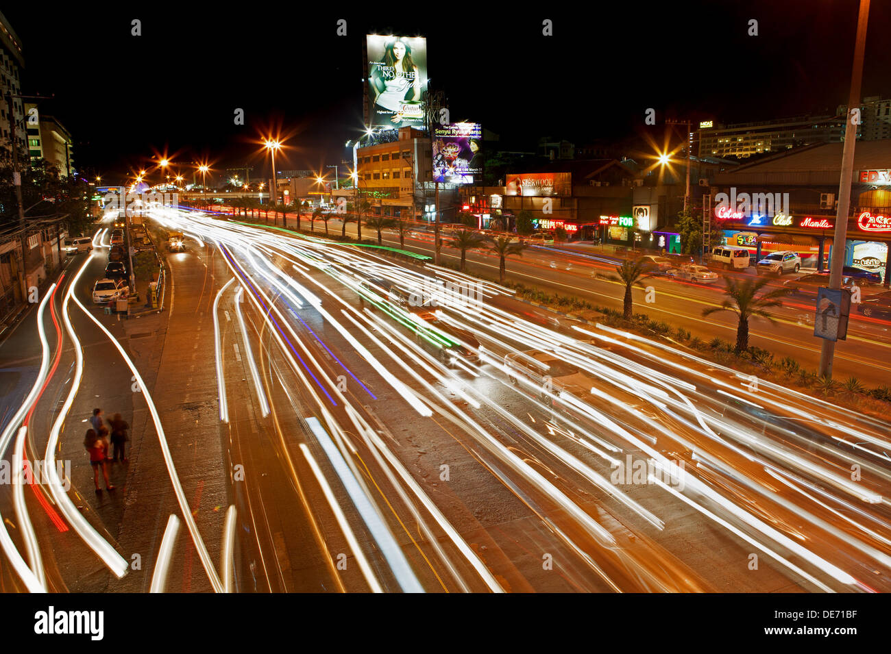 L'exposition dans la nuit des temps de route du trafic le long de l'autoroute de l'EDSA streaming à Manille, aux Philippines. Banque D'Images