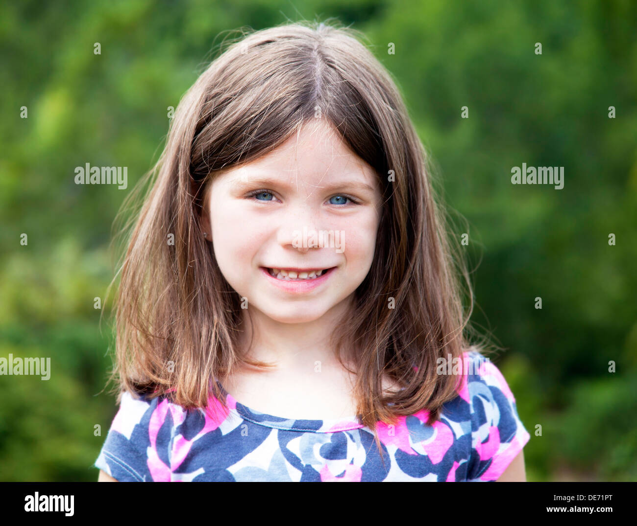 Jolie jeune fille portrait smiling outdoors Banque D'Images