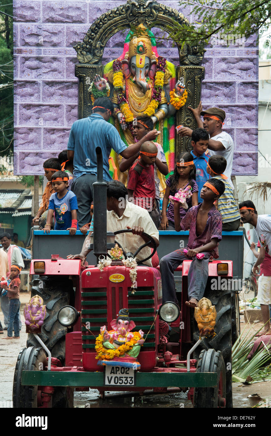 Les Indiens adorer Seigneur Ganesha statue sur un tracteur. Ganesha Chaturthi Festival, Puttaparthi, Andhra Pradesh, Inde Banque D'Images