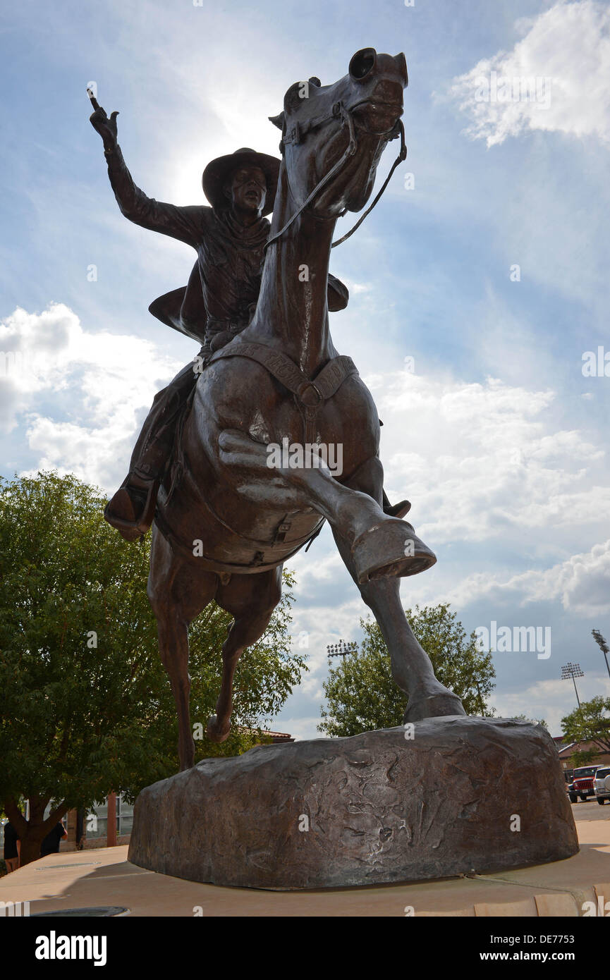 12 septembre 2013 - Lubbock, Texas, États-Unis - 12 septembre 2013 : Le Masked Rider statue en dehors de Jones AT&T Stadium avant la NCAA Football match entre les grenouilles de la Texas Christian University et l'Université de Texas Tech Red Raiders de Jones AT&T Stadium à Lubbock, Texas. Texas Tech mène au 1er semestre contre TCU, 10-0. Banque D'Images