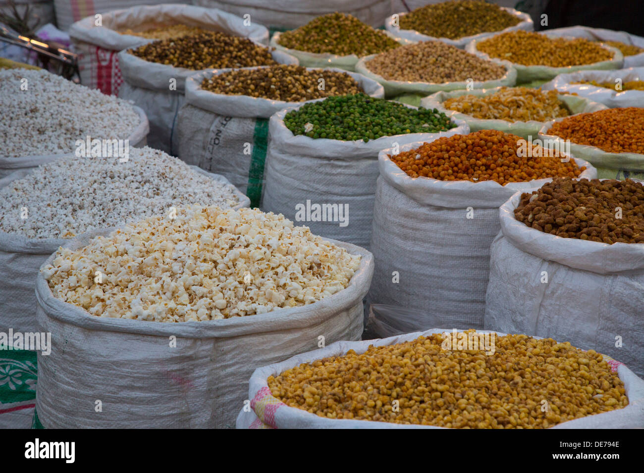 L'Inde, Rajasthan, Jaipur, les légumineuses et le maïs soufflé Banque D'Images