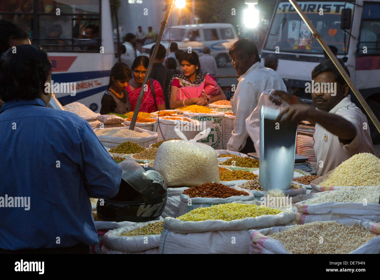 L'Inde, Rajasthan, Jaipur, marché de nuit la vente de légumineuses, du riz et du maïs soufflé Banque D'Images