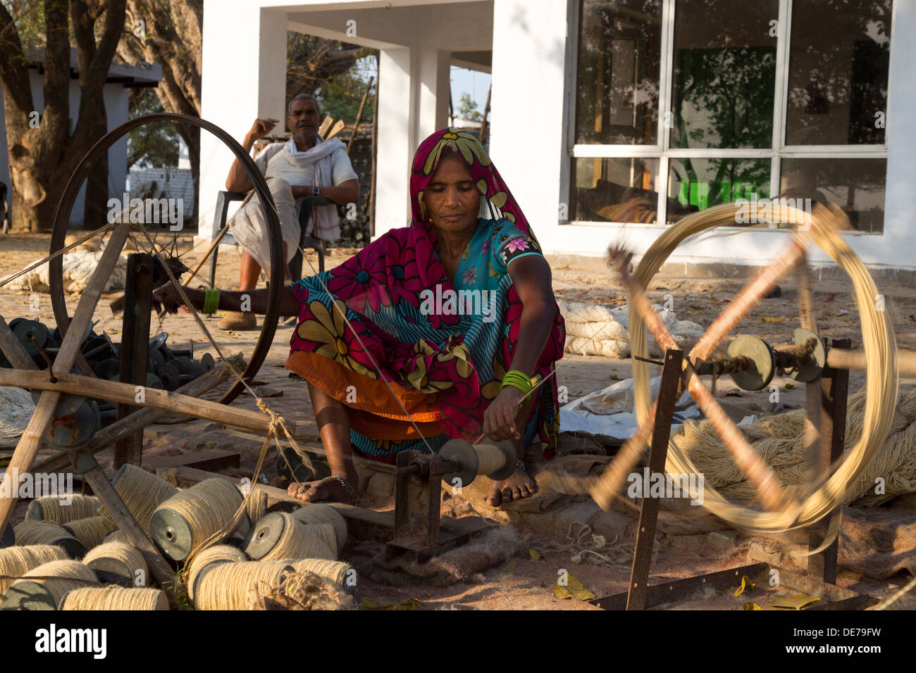 L'Inde, Uttar Pradesh, Agra, village de tourner la corde/string femme Banque D'Images