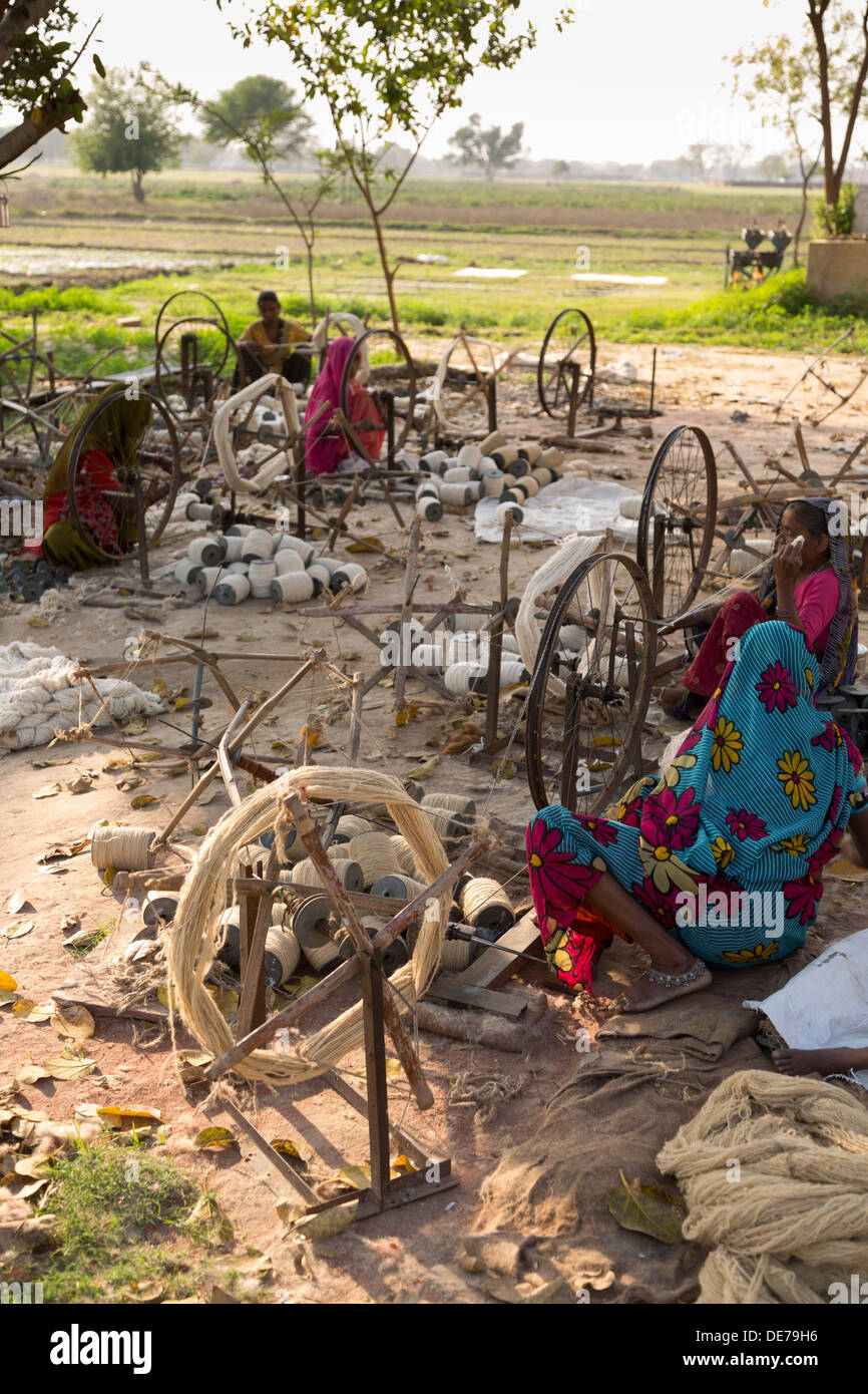 L'Inde, Uttar Pradesh, Agra, les femmes du village de tourner la corde/string Banque D'Images