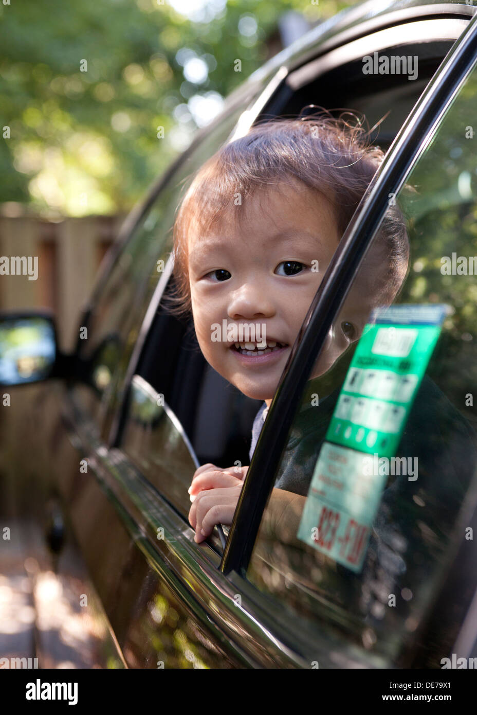 Asian baby boy looking out of car window Banque D'Images