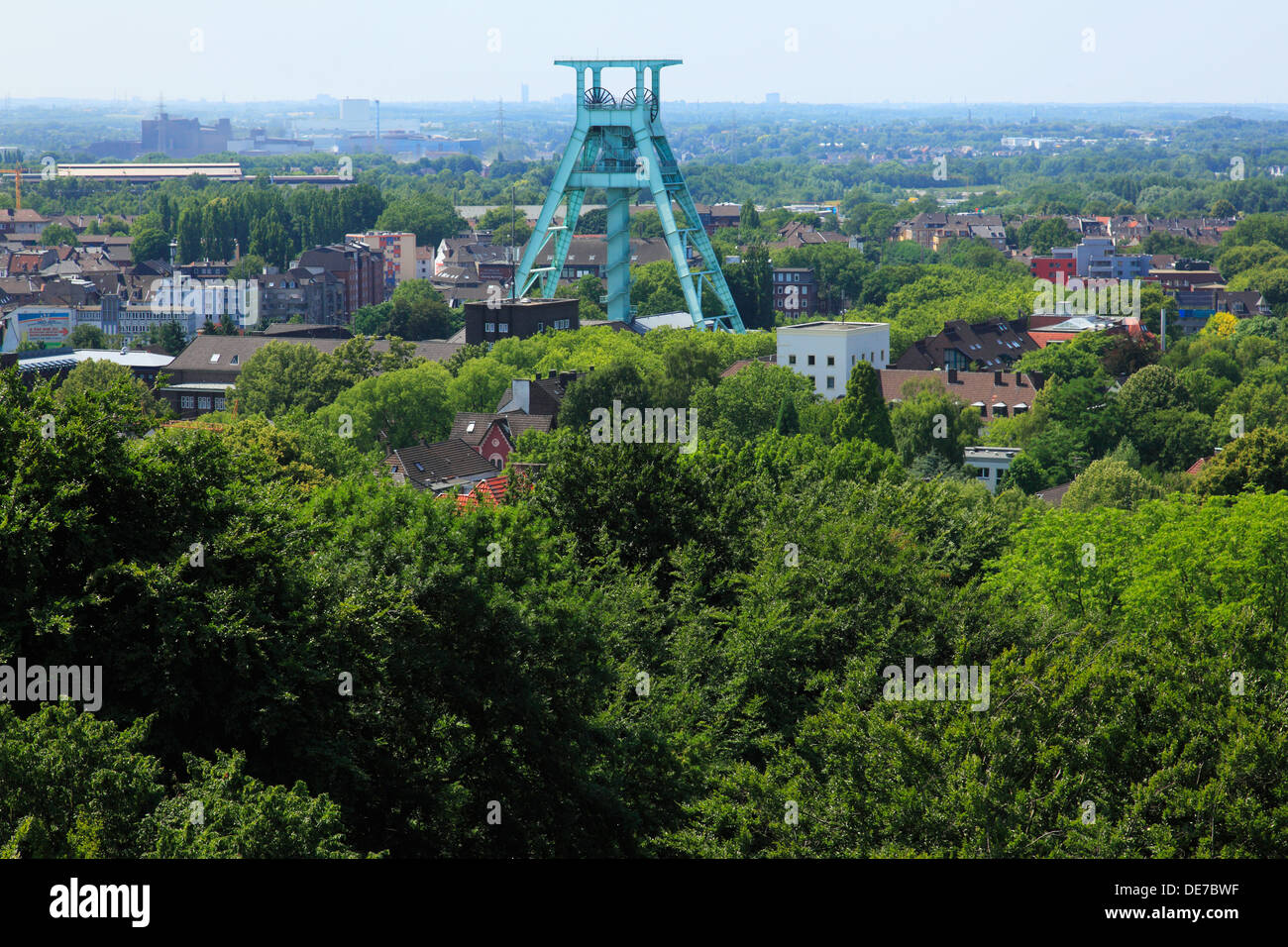 Panoramablick vom Bismarckturm ueber den Stadtpark Bochum zum Foerderturm, Deutsches Bergbau-Museum Bochum, Rhénanie, Ruhr Banque D'Images