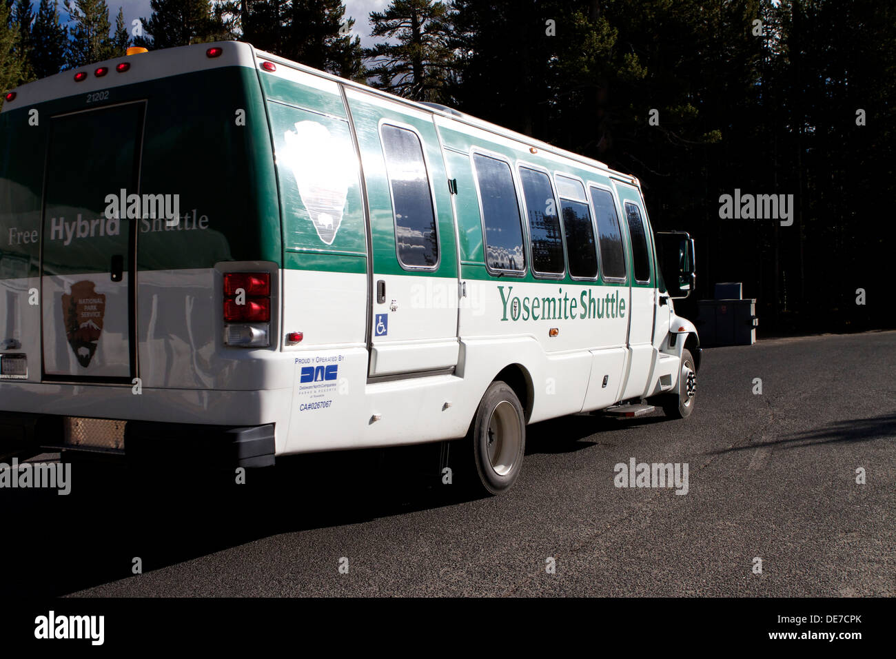 Une navette de bus hybrides de Yosemite en attente à un arrêt de bus dans les Prairies Tuolumne dans Yosemite National Park Banque D'Images