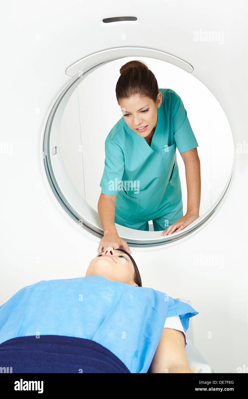 Nurse helping patient dans un hôpital en machine MRT Banque D'Images