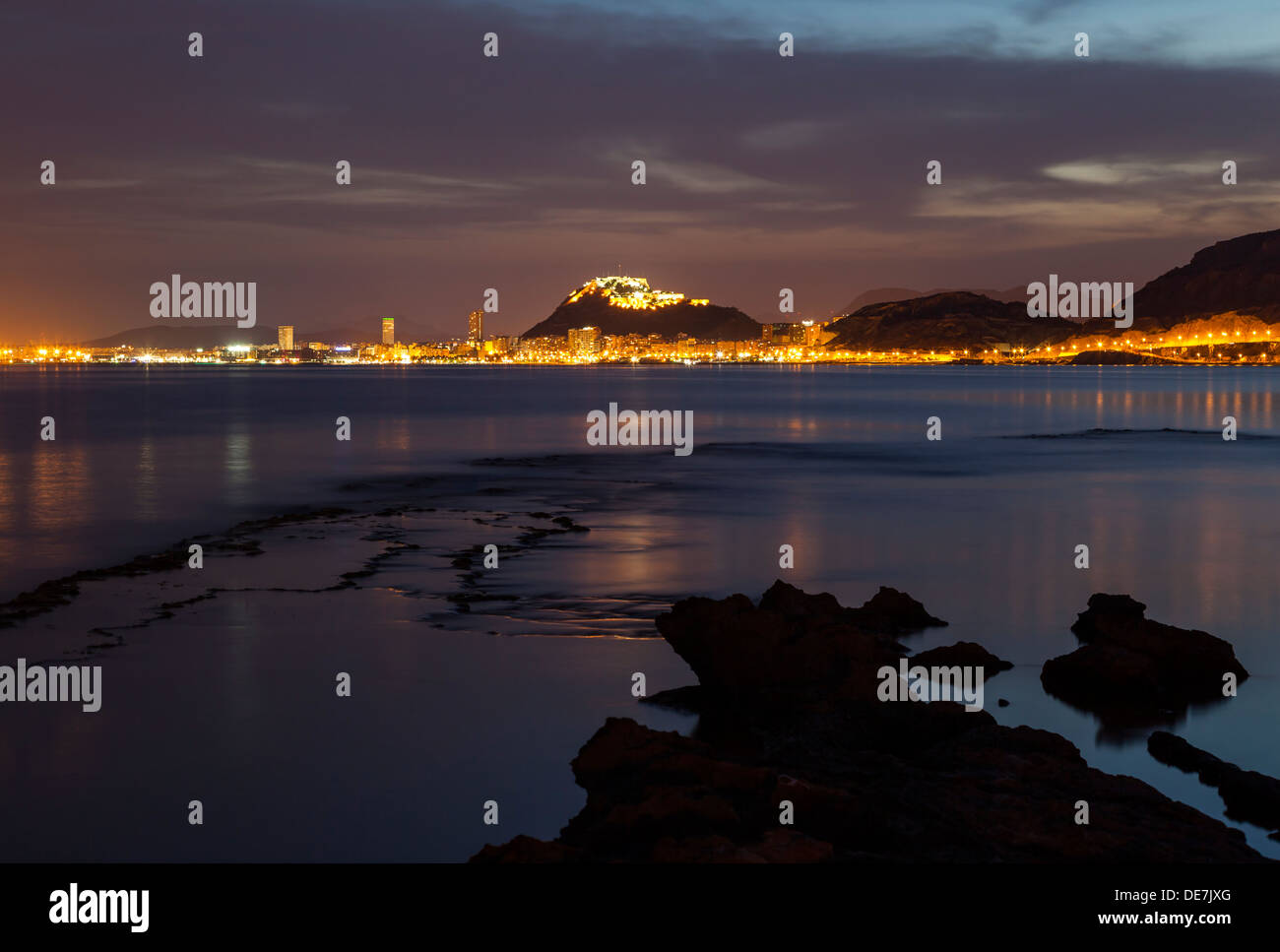 Toits de Alicante avec un château au coucher du soleil à Alicante, Costa Blanca, Communauté Valencienne, Espagne, Europe Banque D'Images