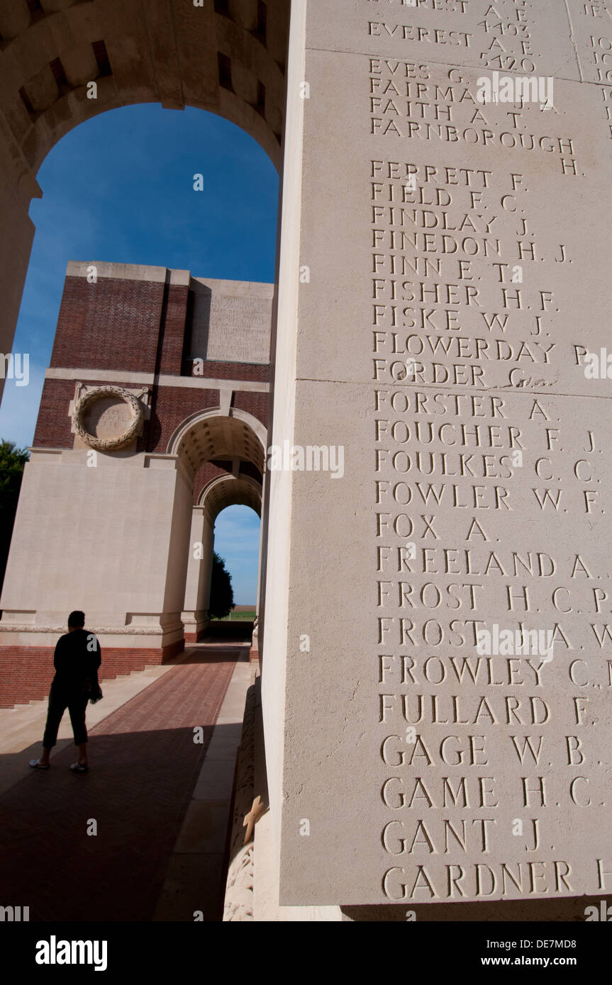 Visiteur promenades à travers Thiepval mémorial aux disparus de la Première Guerre mondiale, Somme Banque D'Images