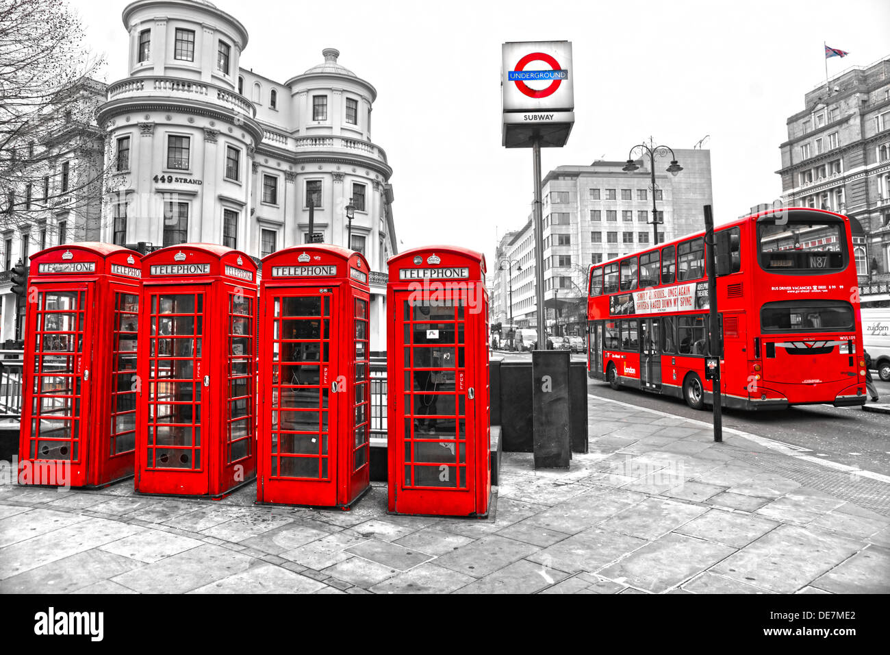 Double-decker bus, cabines téléphoniques rouges et souterrain d'un logo. Londres, Royaume-Uni. Banque D'Images