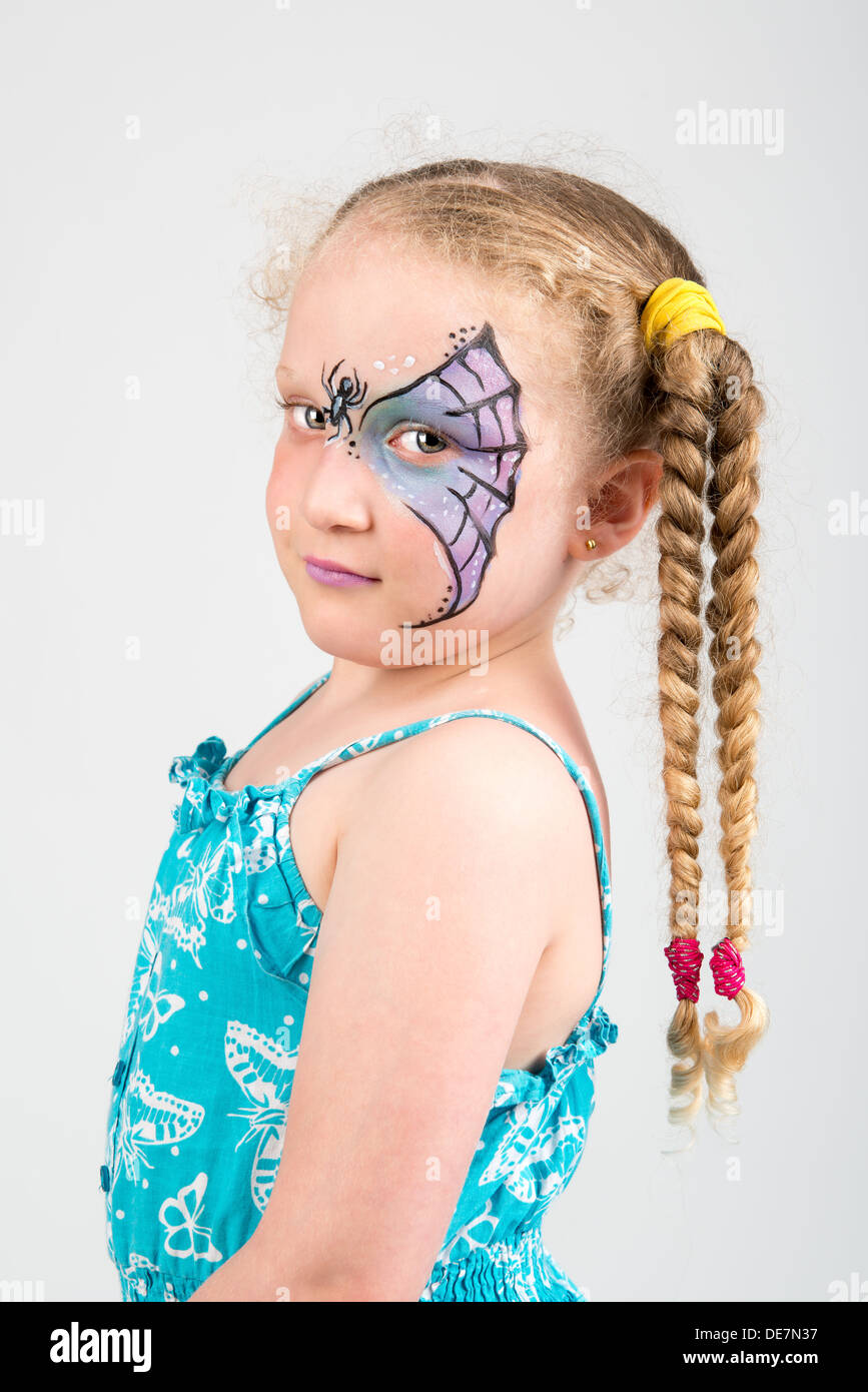 Belle jeune fille au visage peint avec une toile d'araignée Banque D'Images