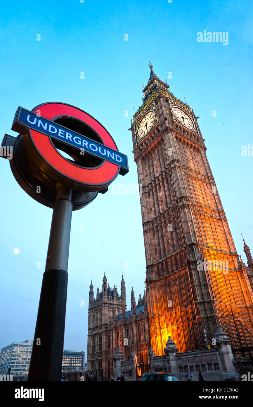 Le Big Ben et le logo Underground, Londres, Royaume-Uni. Banque D'Images