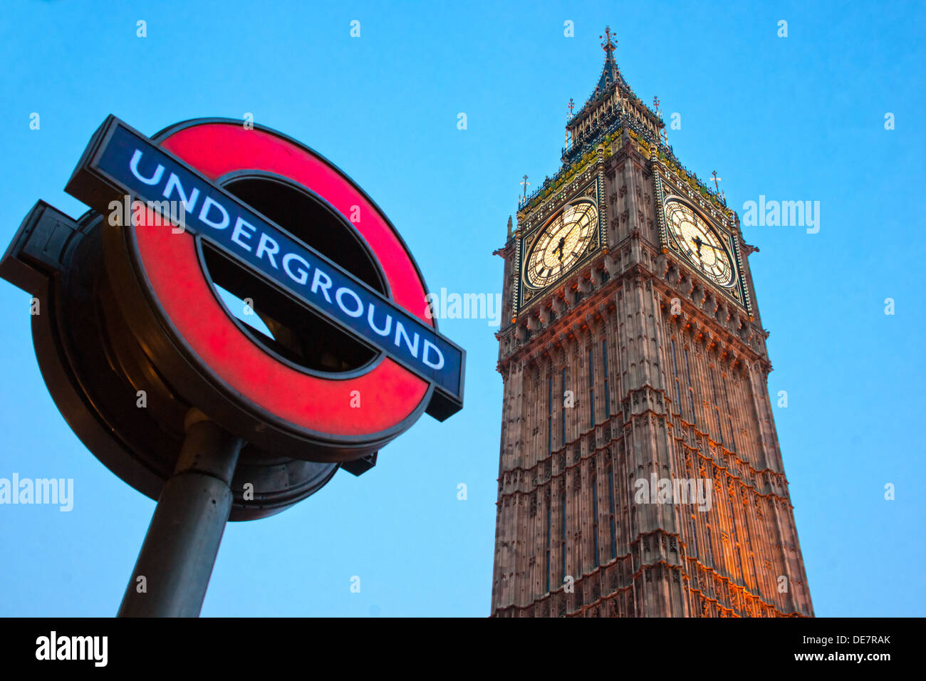 Le Big Ben et le logo Underground, Londres, Royaume-Uni. Banque D'Images