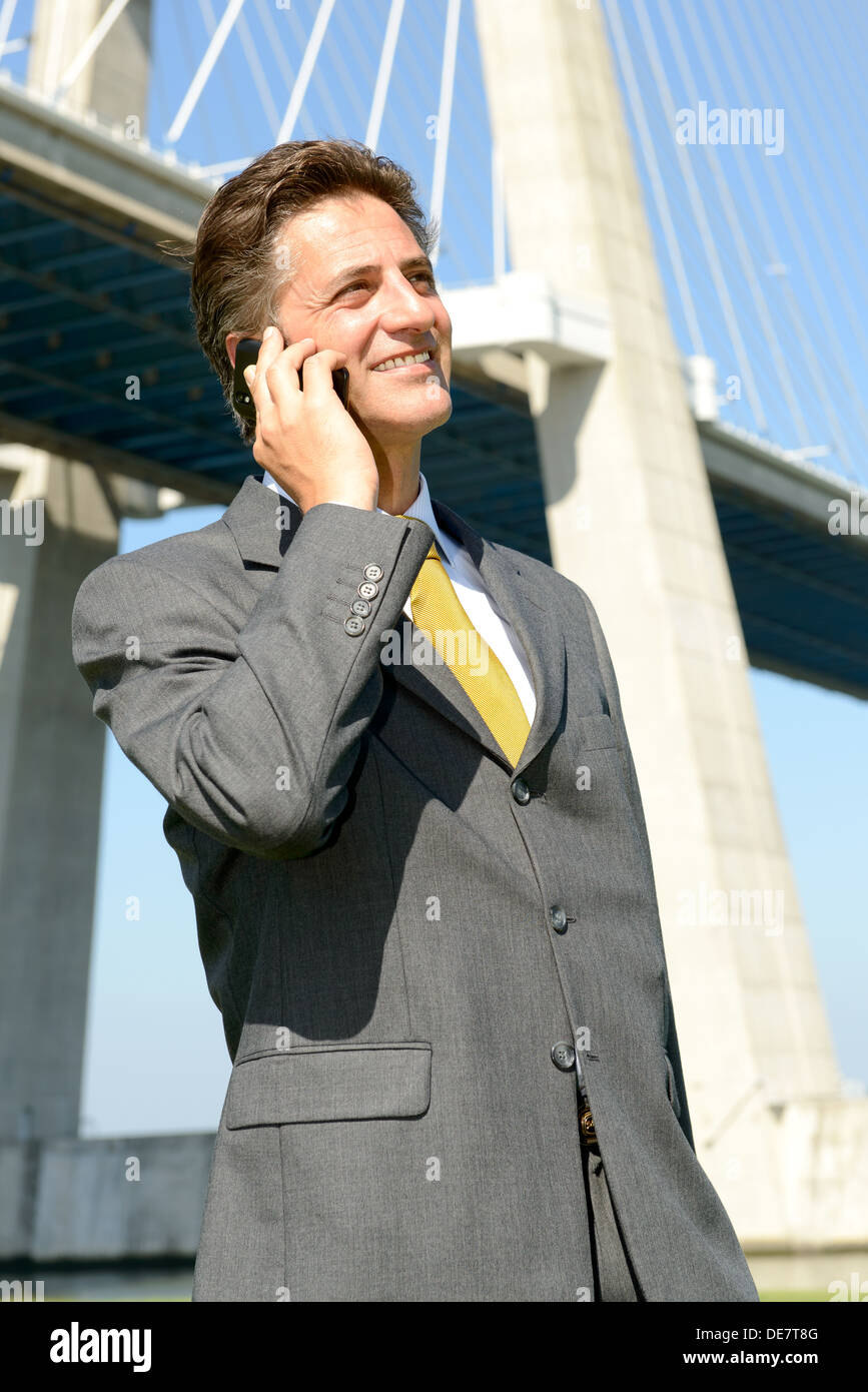 Businessman with cellphone outdoors Banque D'Images