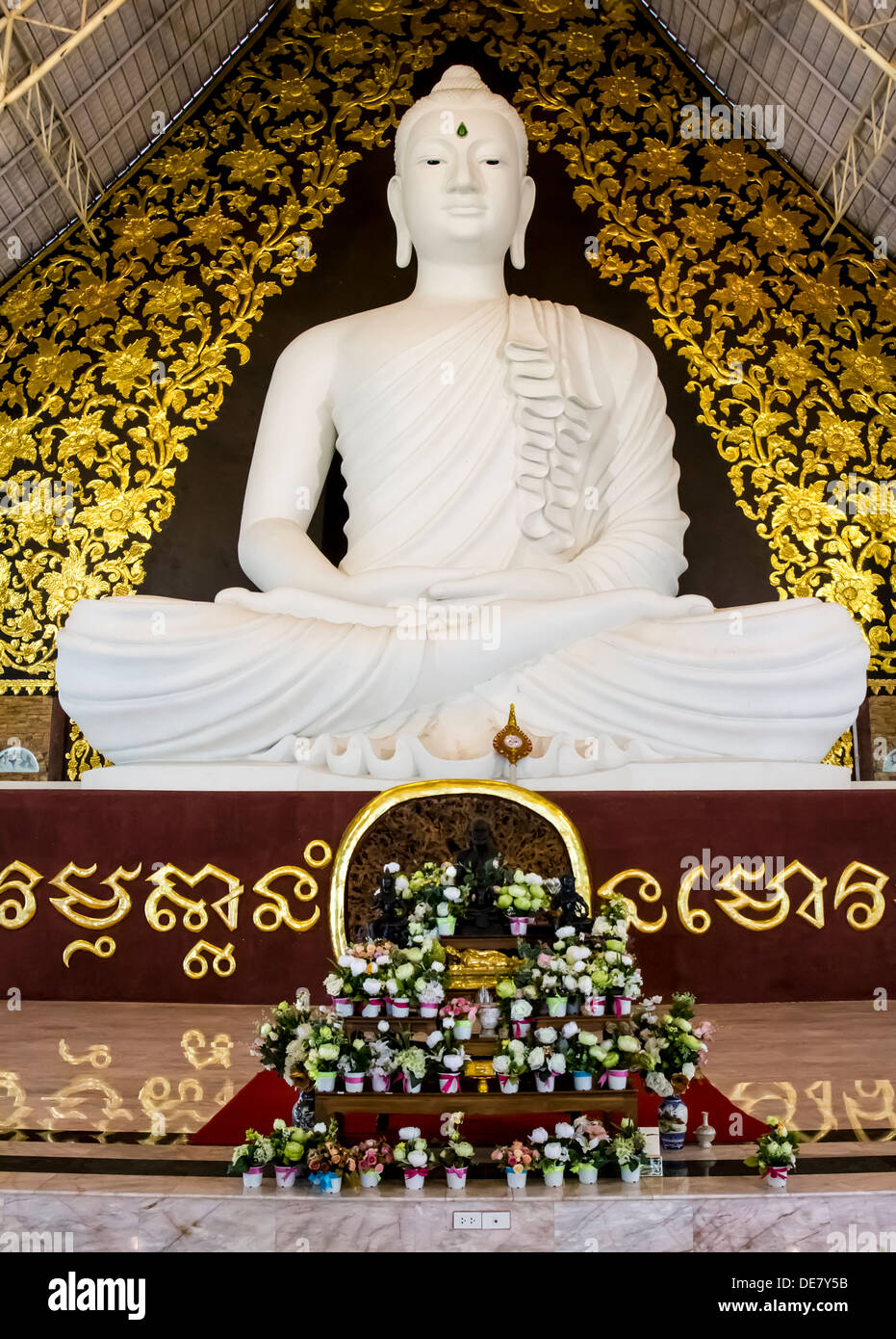 Adorer l'art antique asiatique asie bénisse grand Bouddha de bronze buddhism buddhist bleu clair calme contemplation de concentration à l'est de la culture Banque D'Images