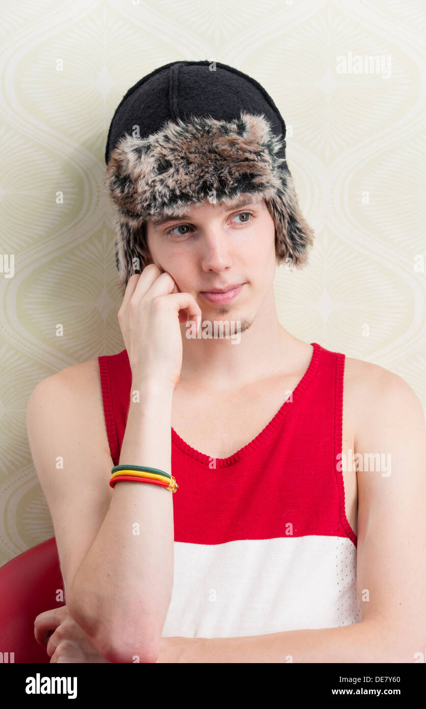 Portrait de vie de jeune homme sérieux avec winter hat and tank top Banque D'Images