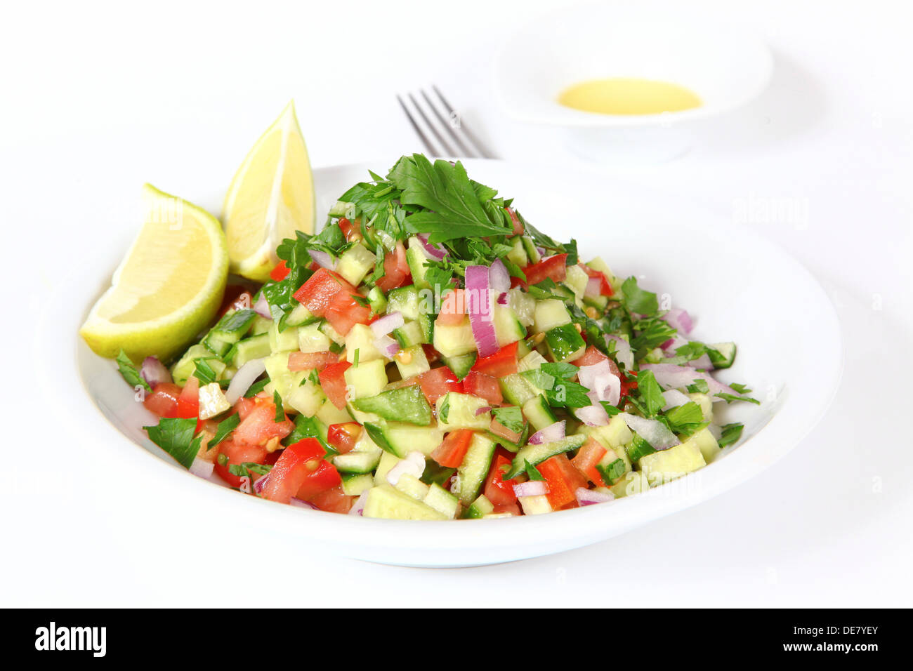 Salade de tomate et concombre israélien et citron Banque D'Images