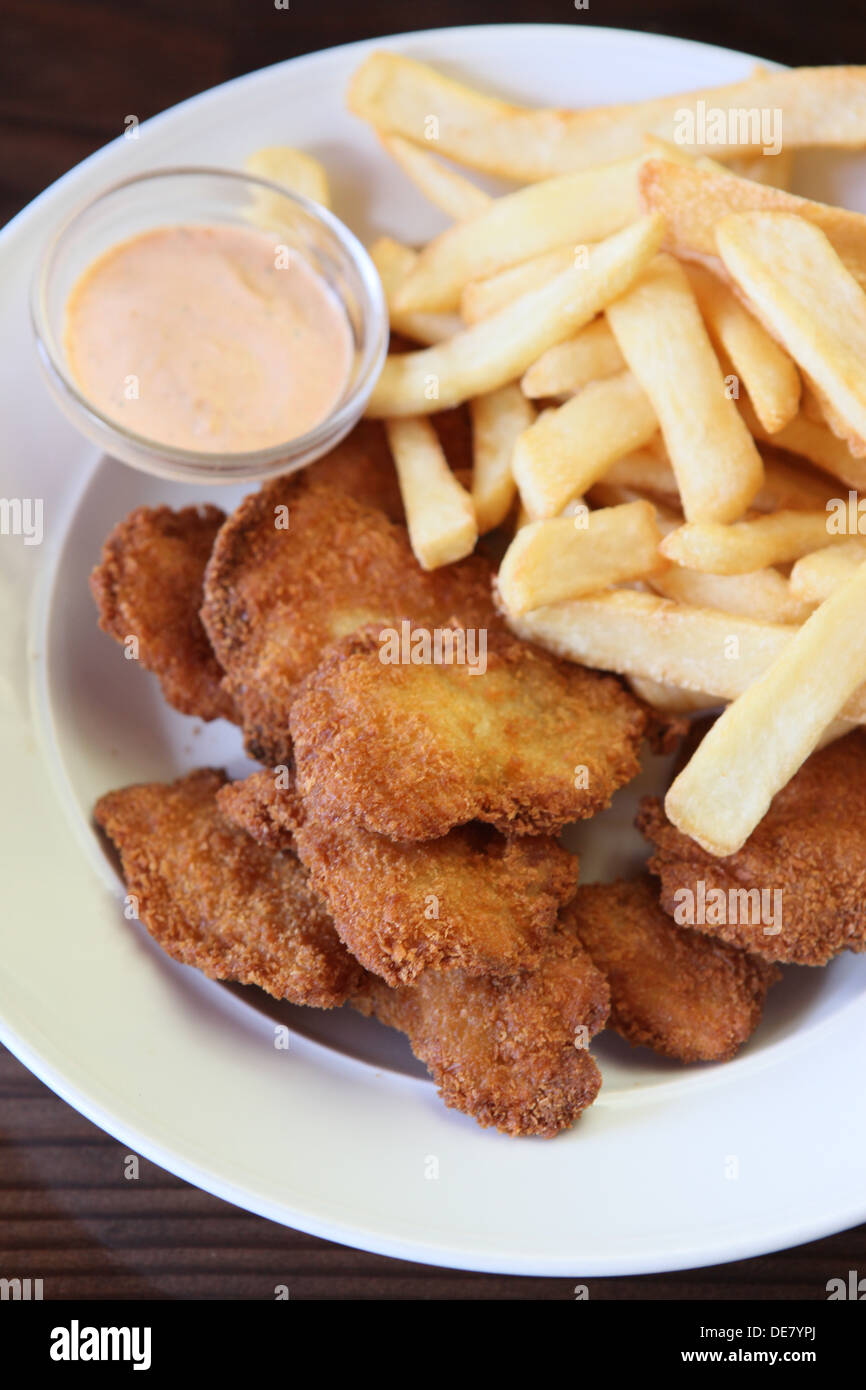 Nuggets de poulet pané frit avec des frites Banque D'Images