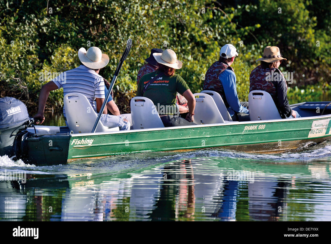 Brésil, Pantanal : les touristes en voyage en bateau avec Pousada Rio Claro sur la rivière Rio Claro Banque D'Images