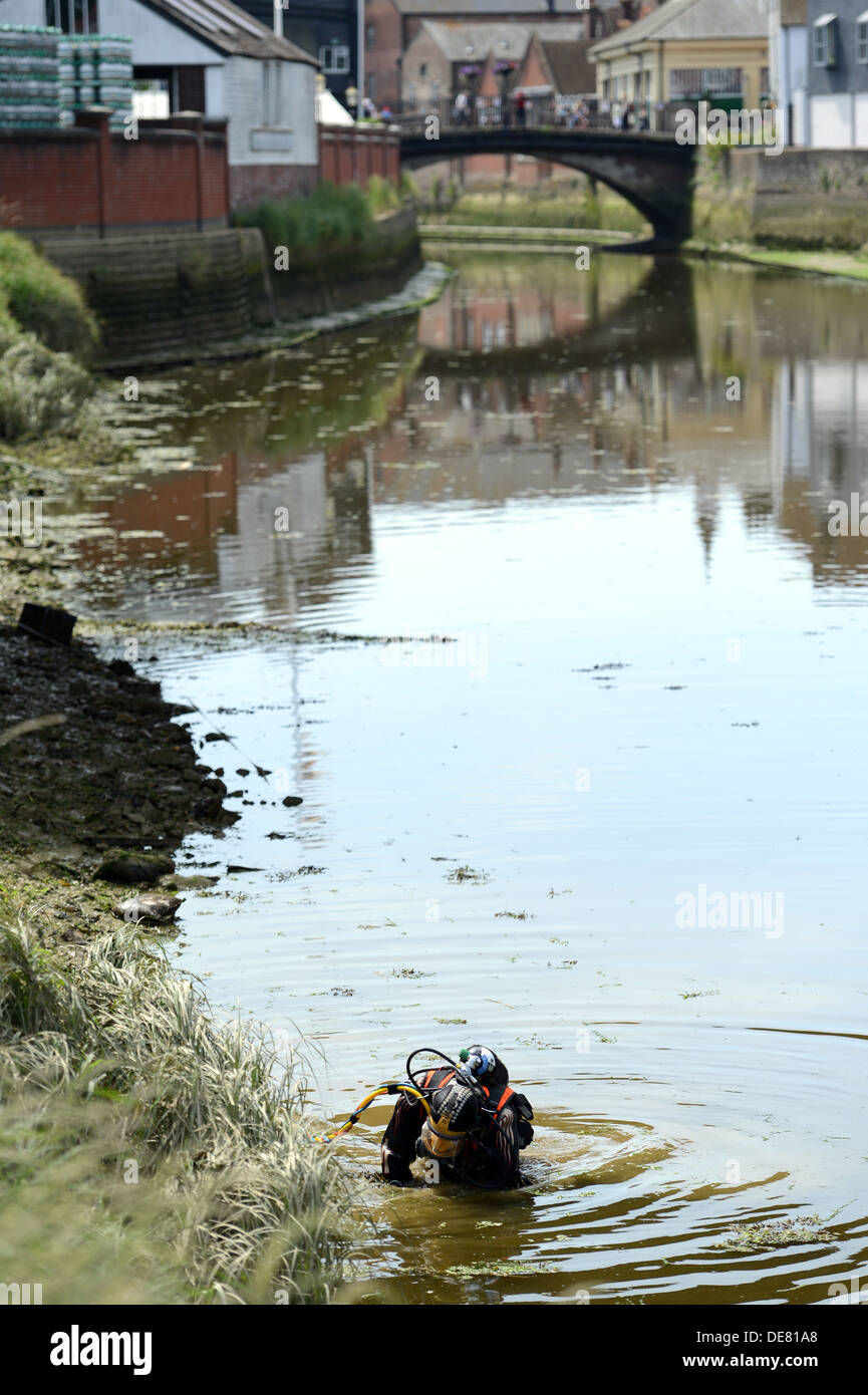 Les plongeurs de la police à l'Ouse à Lewes Banque D'Images