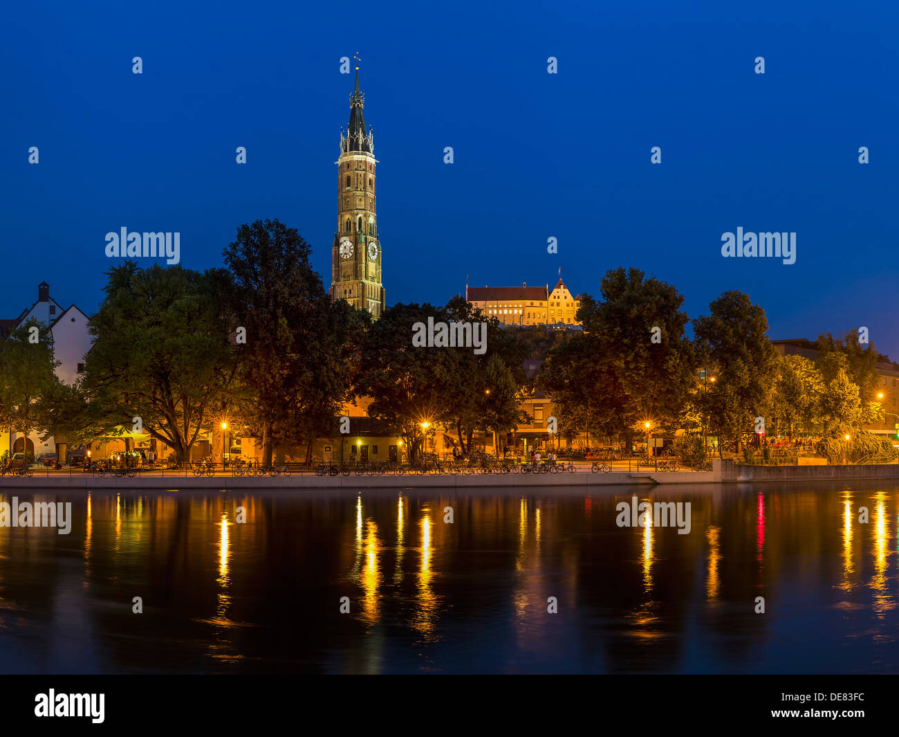 Germany, Bavaria, Landshut, vue de l'église St Martin et le château de Trausnitz sur la rivière Isar Banque D'Images