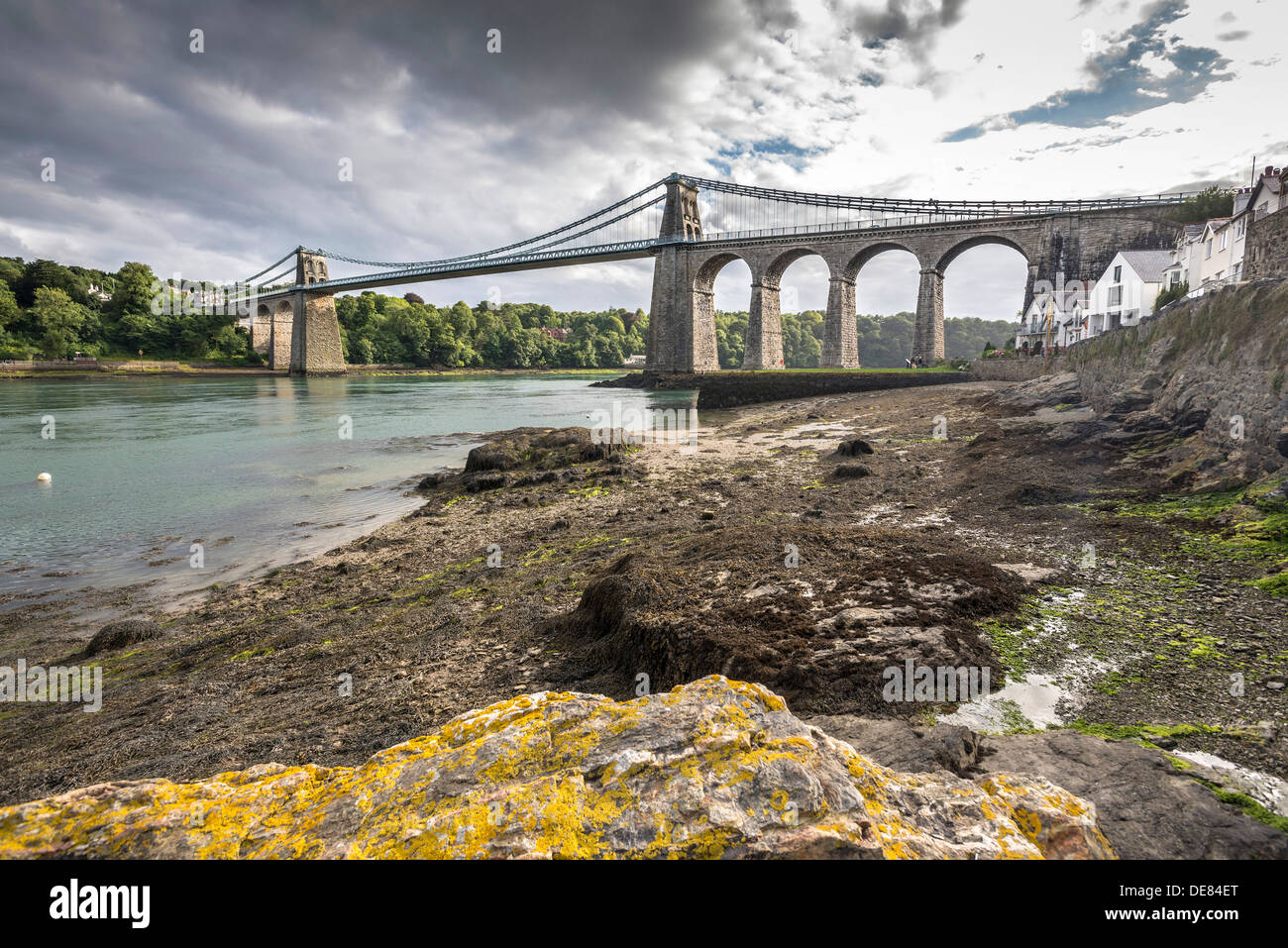 Le pont suspendu de Menai le détroit de Menai dans Gwynedd au nord du Pays de Galles. Banque D'Images