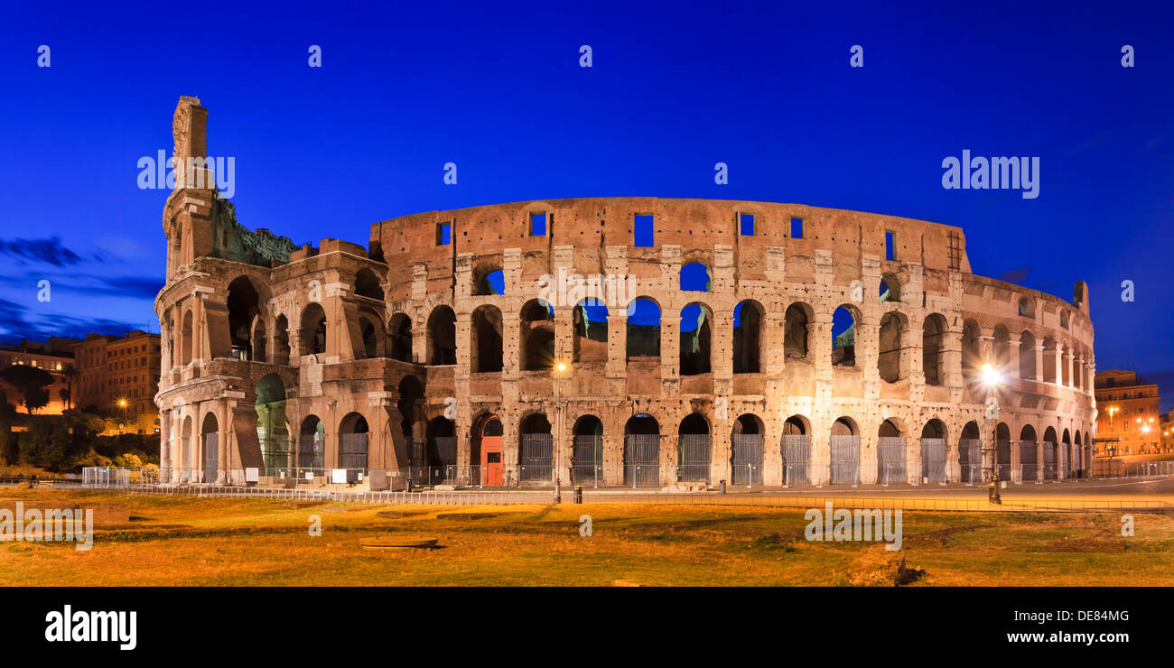 Italie Rome colisée retour vue panoramique au lever du soleil Ciel bleu allumé arches et niveaux de cet ancien bâtiment de l'empereur romain Banque D'Images