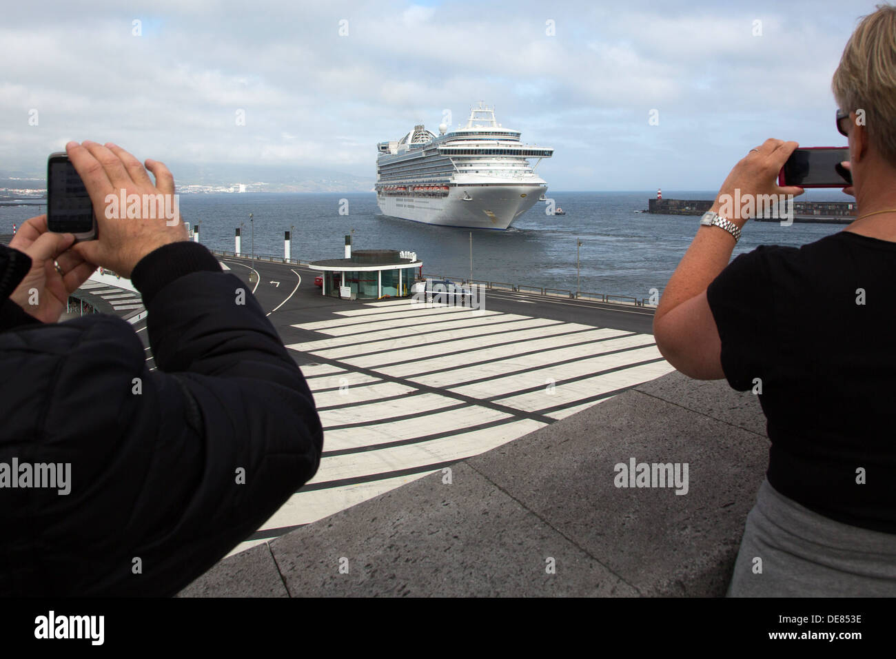 Cais de Cruzeiros - Portas do Mar , Ilha de São Miguel . Croisière Açores pier - Les portes de la mer , S.Miguel Island , Açores, les touristes Banque D'Images