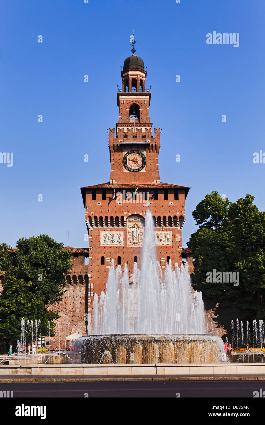 Italie Milan city château Sforzesco entrée principale et clocher vue verticale journée ensoleillée avec fontaine en face Banque D'Images Italie Milan city château Sforzesco entrée principale et clocher vue verticale journée ensoleillée avec fontaine en face Banque D'Images