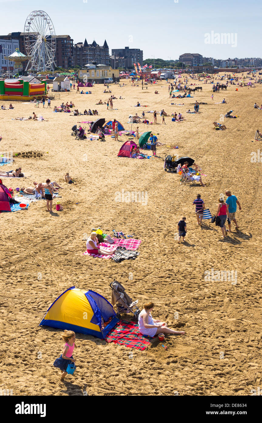 Les gens sur la plage au bord de la mer à Weston-Super-Mare en été, Somerset, Angleterre, Royaume-Uni Banque D'Images