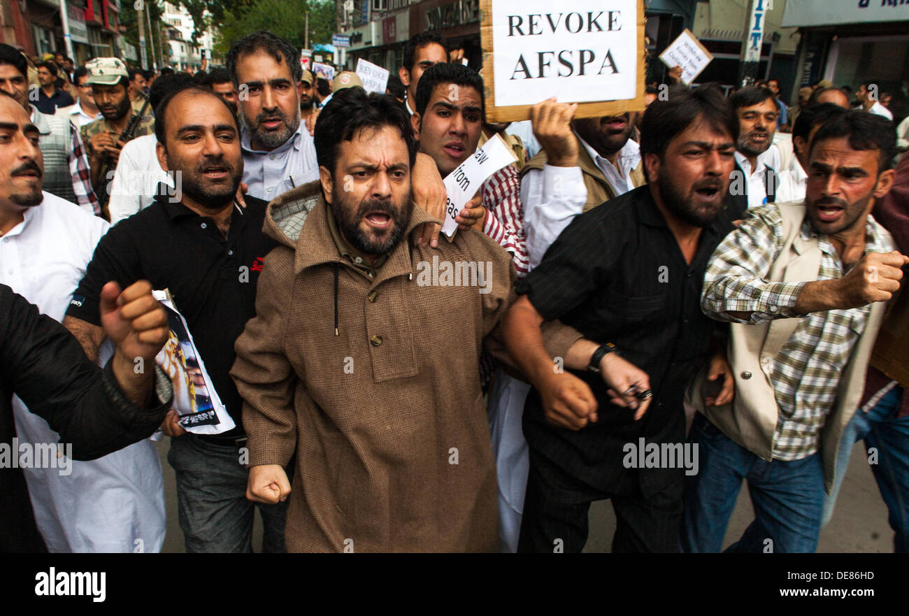 Srinagar Cachemire sous administration indienne, 13 septembre2013. . Une loi d'un décideur de cachemire, principal parti d'opposition du Parti Démocratique du Peuple (PDP), de même que les militants et sympathisants du parti tout en tenant une pancarte crier des slogans anti-gouvernementaux au cours d'une manifestation de protestation contre les récentes tueries de district montagneux de Shopian.(Sofi Suhail/ Alamy Live News) Banque D'Images