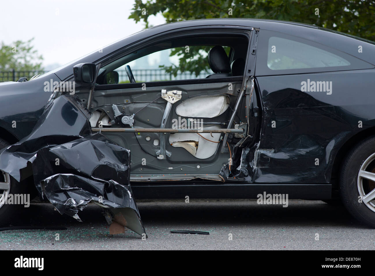 AUTOMOBILE GARÉE EN COLLISION (©HONDA CORP 2008) ENDOMMAGÉ PAR UNE COLLISION DE BALAYAGE LATÉRAL SUR UNE COURBE DE ROUTE Banque D'Images