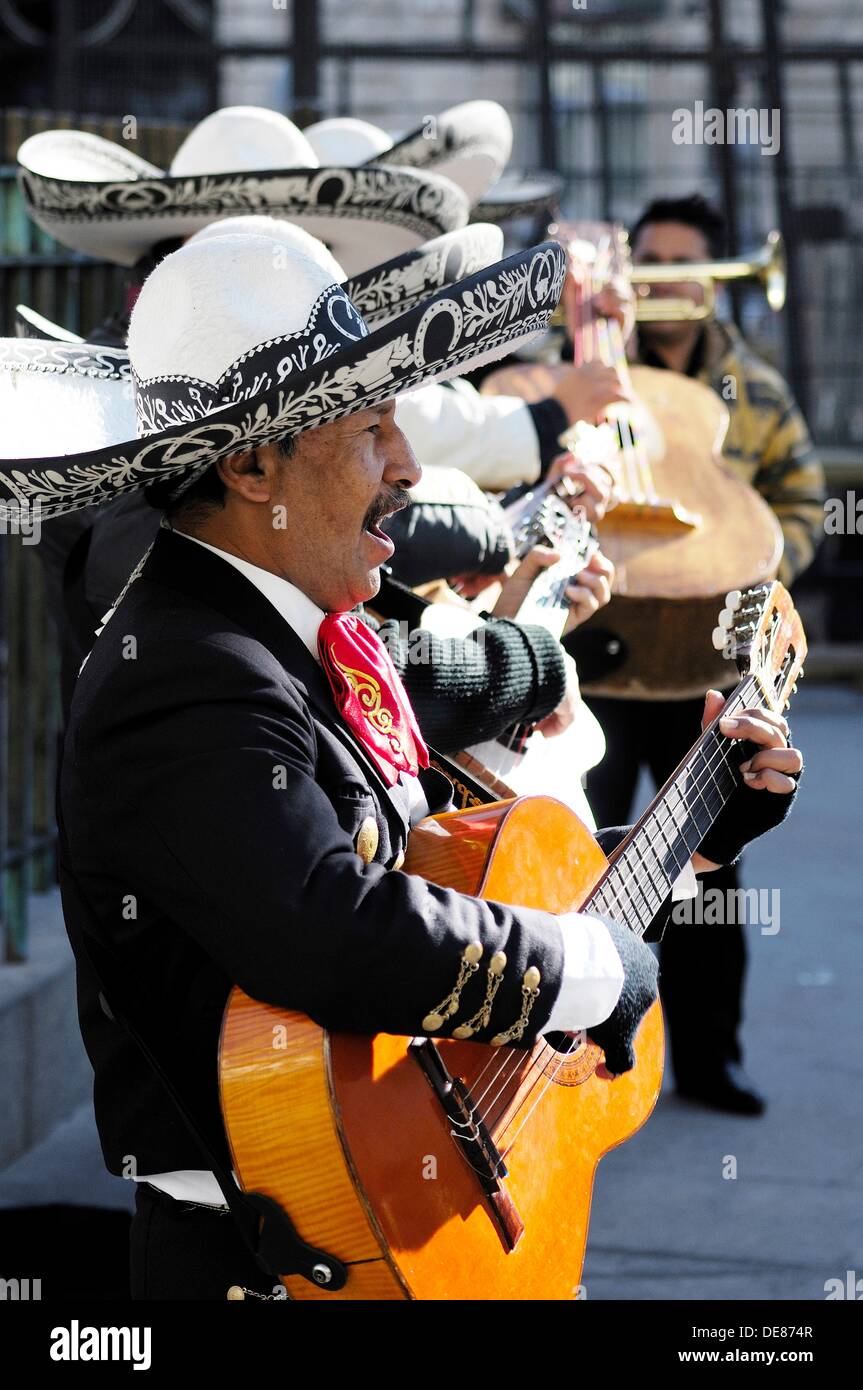 On Y Rencontre Des Mariachis Mots Fléchés Mariachis Banque de photographies et d'images à haute résolution - Alamy