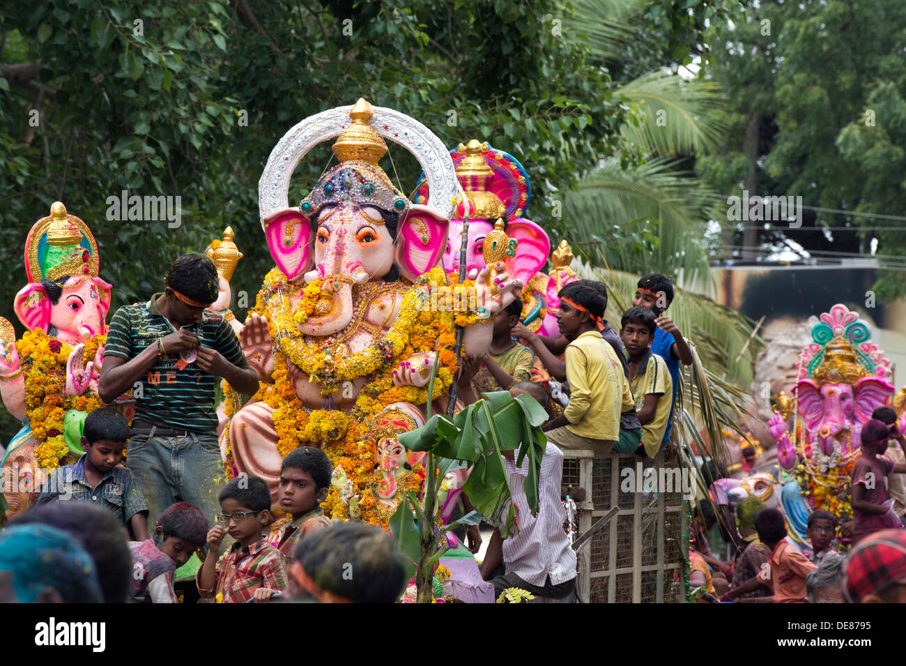 Les Indiens adorer Seigneur Ganesha statue. Ganesha Chaturthi Festival, Puttaparthi, Andhra Pradesh, Inde Banque D'Images