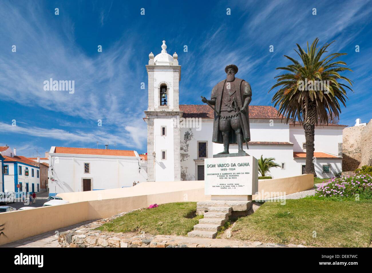 Statue de Dom Vasco da Gama et la Mère Église de São Salvador, Sines, Alentejo, Portugal, Europe du Sud Banque D'Images