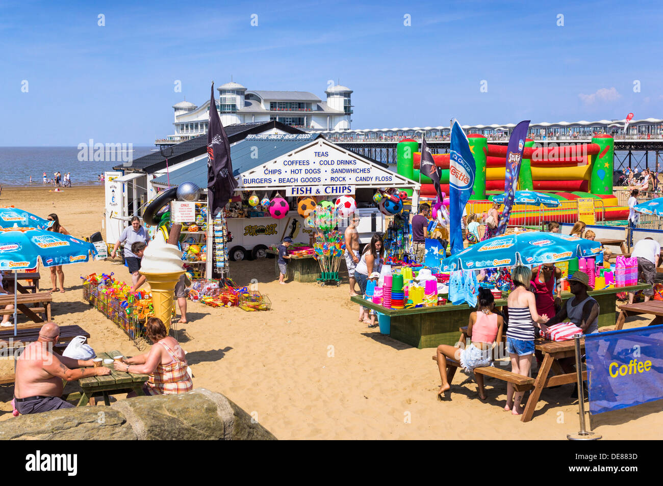 Boutique de cadeaux sur la plage à Weston-Super-Mare, Somerset, Royaume-Uni avec des touristes en été Banque D'Images
