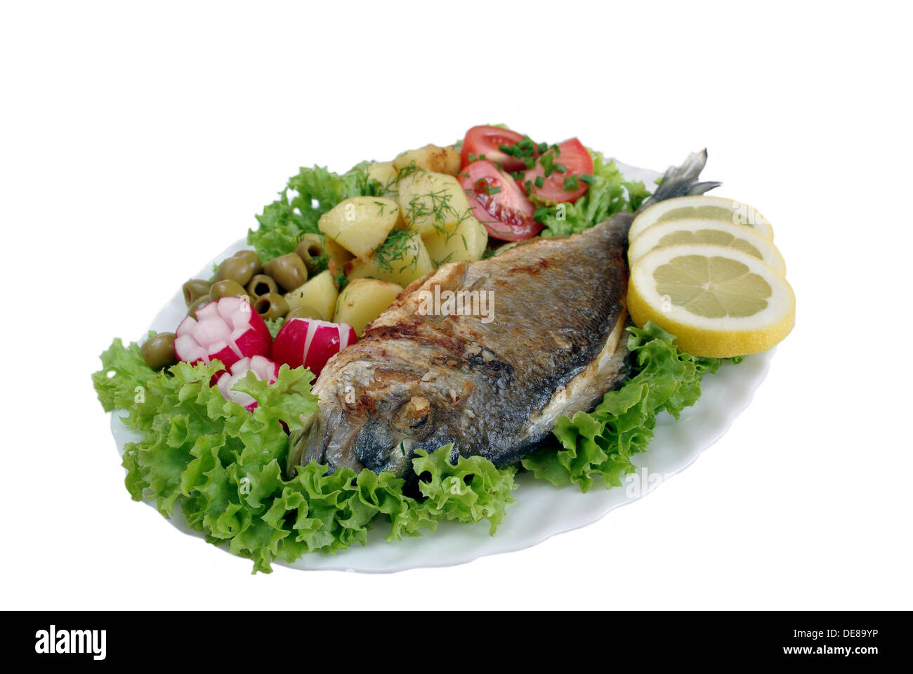 Dorade poêlée sur fond blanc Banque D'Images