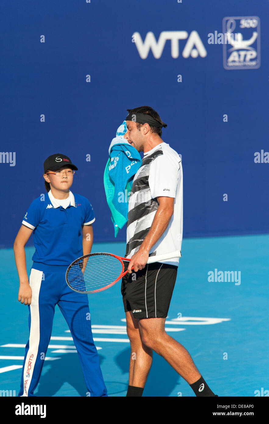 Marinko Bey de l'Australie , vers le bas entre les points à l'Open de Tennis de Chine à Pékin le 1/10/2012 Banque D'Images