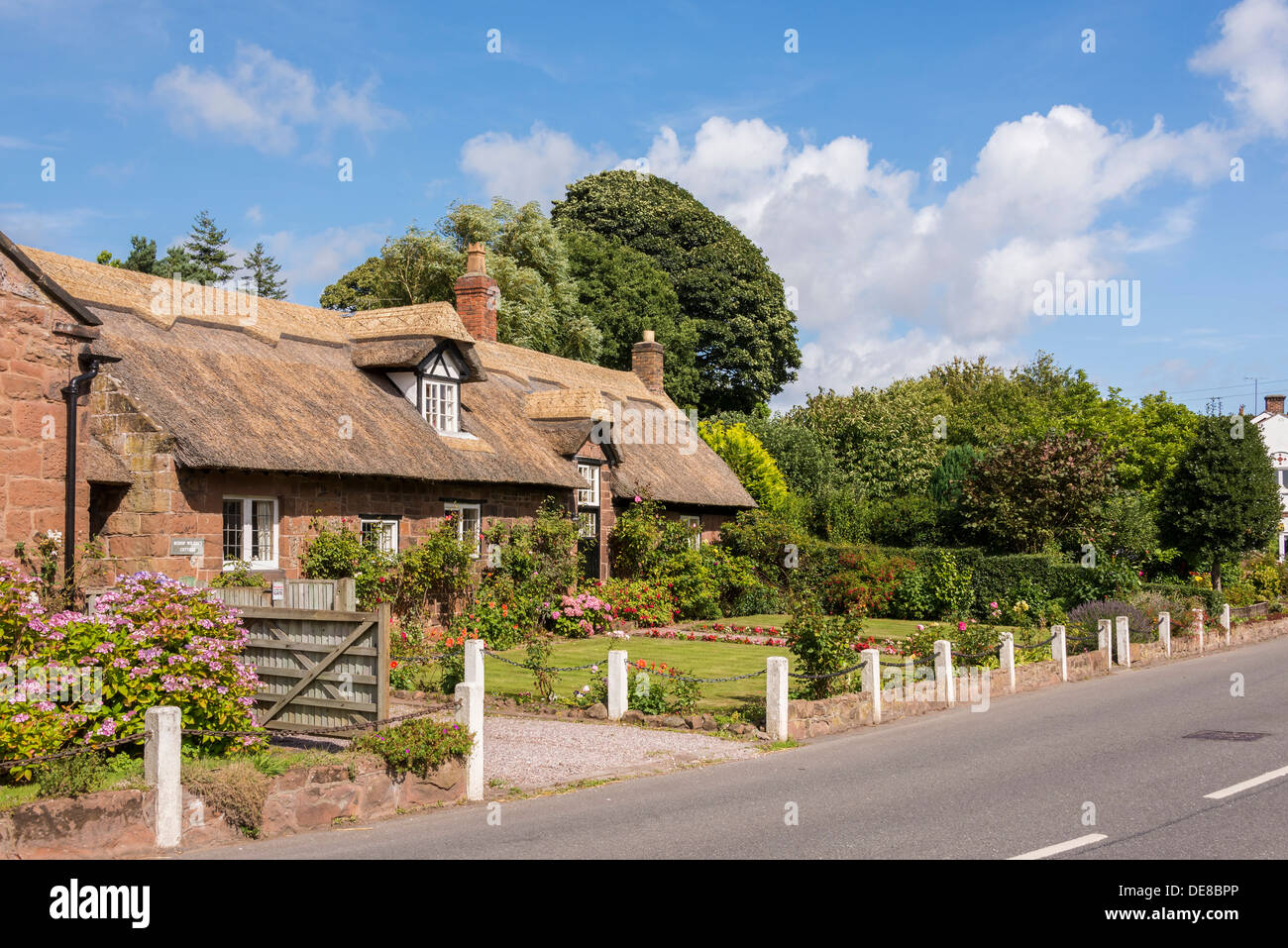Burton un village sur la Péninsule de Wirral. Chaumière. Nom de maison est l'Évêque Wilson's Cottage. Banque D'Images Burton un village sur la Péninsule de Wirral. Chaumière. Nom de maison est l'Évêque Wilson's Cottage. Banque D'Images