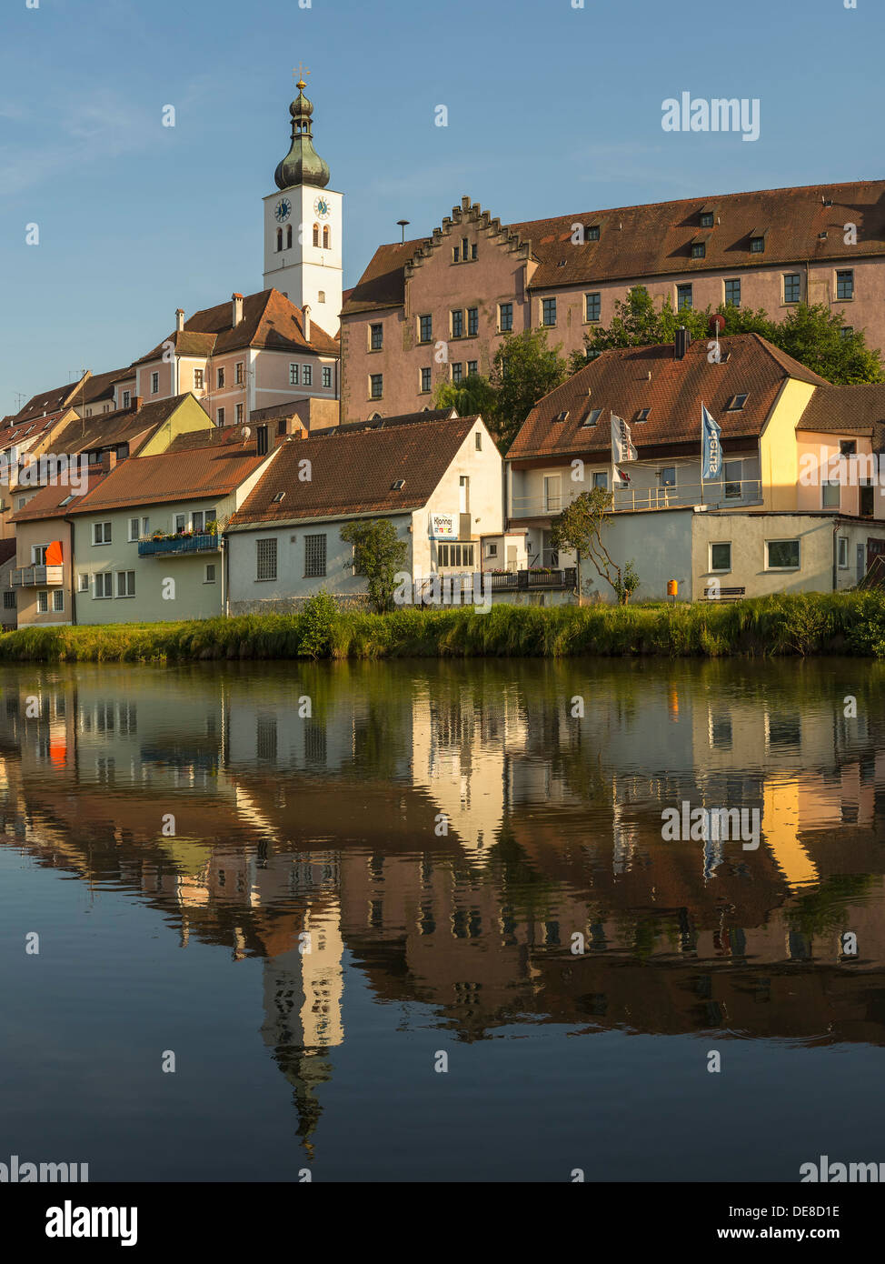 Allemagne, Bavière, Aalen, voir l'église de Saint Joseph et de New Palace Banque D'Images