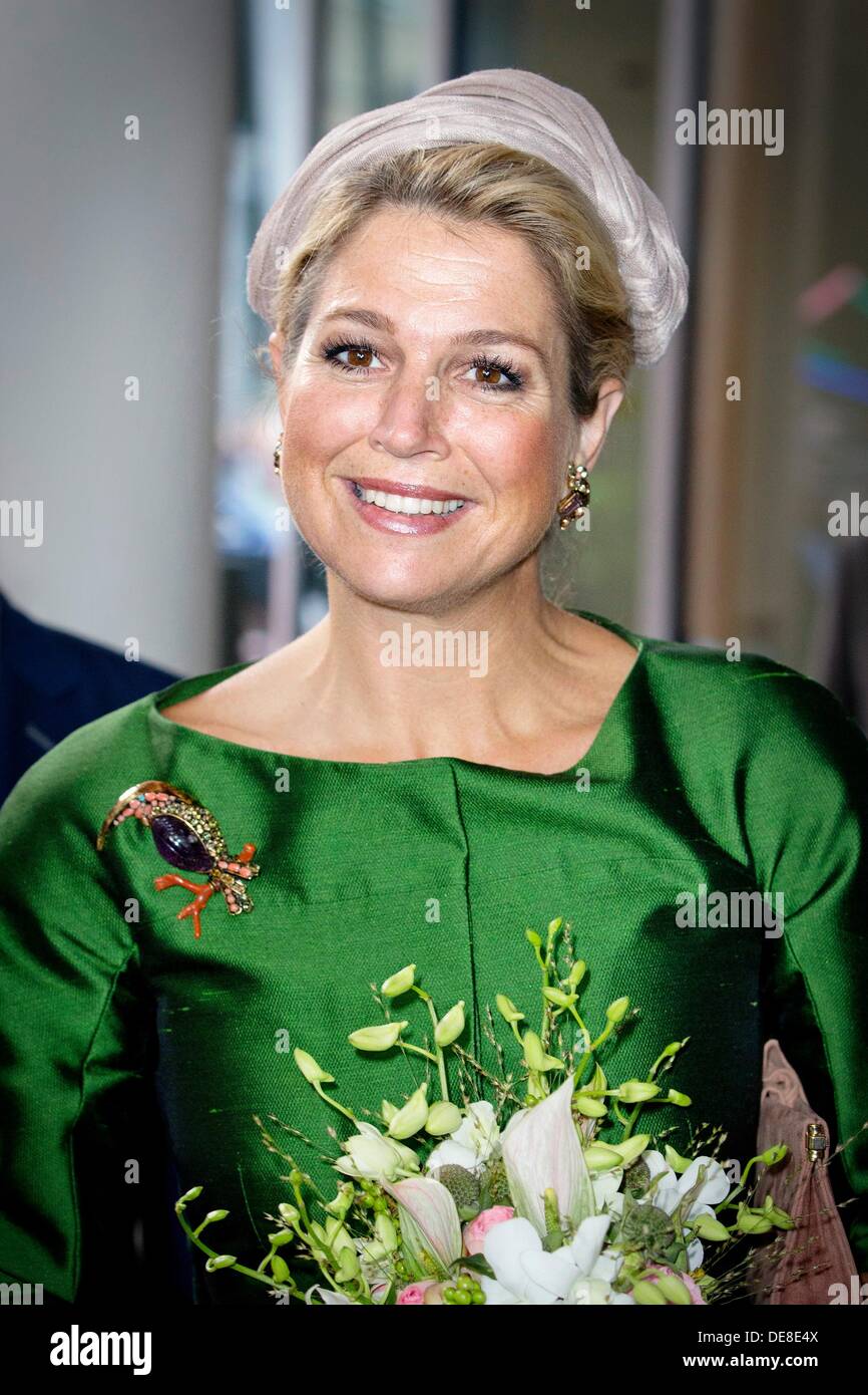 Leeuwarden, Pays-Bas. 13e Août, 2013. Reine Maxima des Pays-Bas ouvre la Fries Museum à Leeuwarden, Pays-Bas, 13 septembre 2013. Le musée présente des expositions temporaires de l'élaboration de la Frise et de la culture de la Frise. Photo : Patrick van Katwijk / Pays-Bas ; OUT/dpa/Alamy Live News Banque D'Images