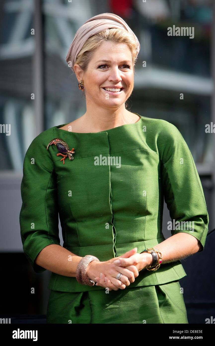 Leeuwarden, Pays-Bas. 13e Août, 2013. Reine Maxima des Pays-Bas ouvre la Fries Museum à Leeuwarden, Pays-Bas, 13 septembre 2013. Le musée présente des expositions temporaires de l'élaboration de la Frise et de la culture de la Frise. Photo : Patrick van Katwijk / Pays-Bas ; OUT/dpa/Alamy Live News Banque D'Images